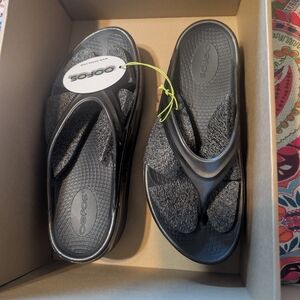 OOFOS Titanium Mirror Flip Flops